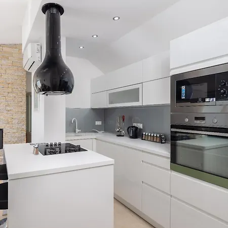 Sandra - Private Pool Villa Pisak