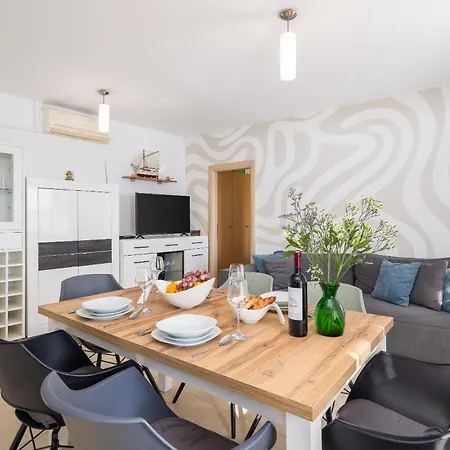 Sandra - Private Pool Villa Pisak