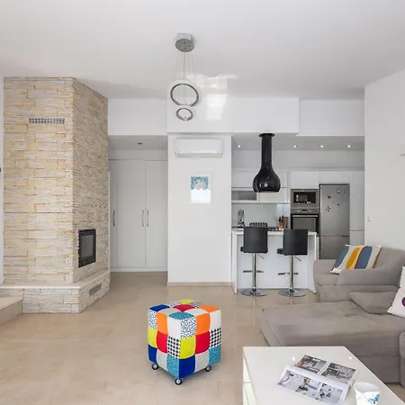 Sandra - Private Pool Villa Pisak